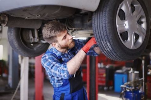 mechanik diagnozujący stan podwozia